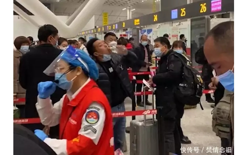 白酒不能带上飞机，郑州男子一口喝了半瓶，安检员一句话让他傻眼